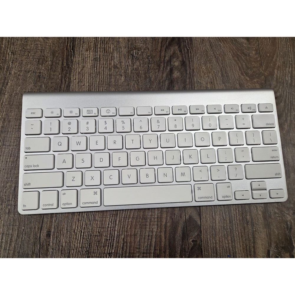 Apple A1314 Wireless Bluetooth Keyboard for iMac / Mac / iPad - Silver Tested